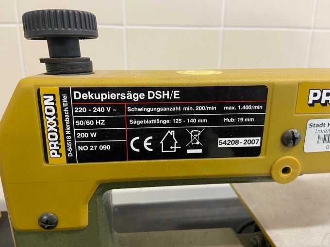 Nahaufnahme des Typenschildes mit technischen Daten, Modellbezeichnung und Baujahr