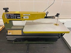 PROXXON Dekupiersäge DSH/E in Gesamtansicht mit Sägetisch und Sägeblatt
