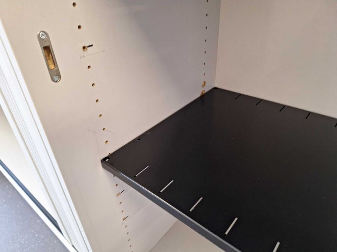 Innenseite Unterschrank mit Einlegeboden sowie Gebrauchsspuren.