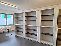 Gesamtansicht der Unterschränke und Einlegeböden.