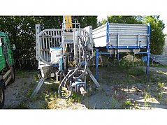 Rückewagen mit aufgebauter Metallwanne, daneben der Dreiseitenkipper zum wechseln.