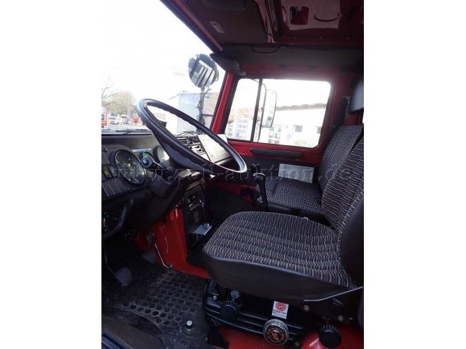 Rüst-, und Gerätewagen MB Unimog, Fahrerraum Innen von der Fahrerseite