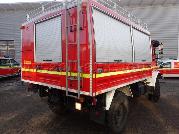 Rüst-, und Gerätewagen MB Unimog, Ansicht Hinten/Beifahrerseite