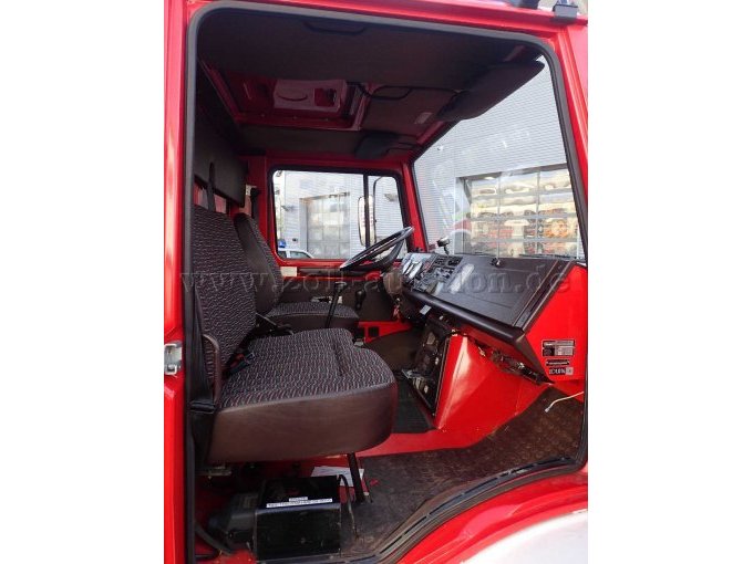 Rüst-, und Gerätewagen MB Unimog, Fahrerraum Innen von der Beifahrerseite