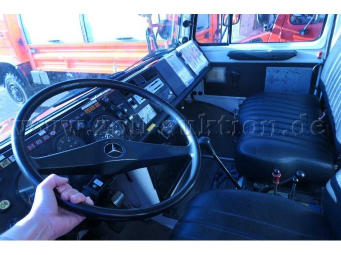 Führerkabine durch die geöffnete Fahrertür