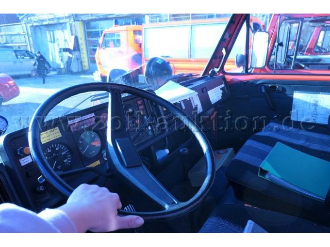 Führerhaus durch die geöffnete Fahrertür