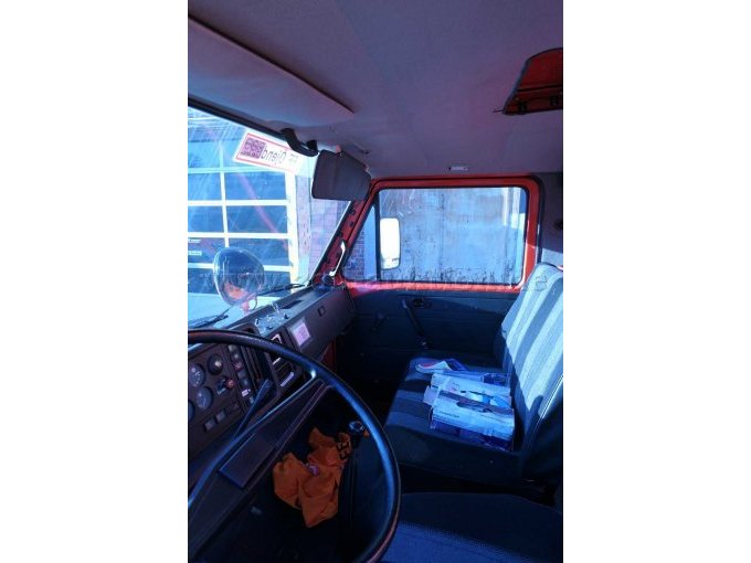 Führerkabine durch die geöffnete Fahrertür