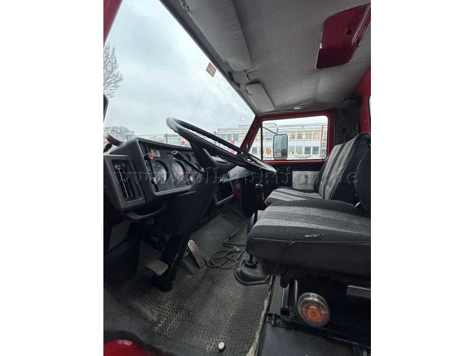 Ansicht durch die geöffnete Fahrertür