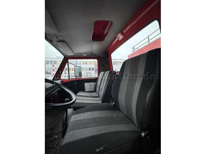 Ansicht durch die geöffnete Fahrertür