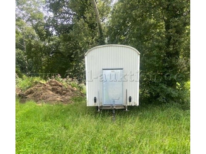 Vorderseite mit Gaskasten und Anhängerkupplung (Zugmaul)