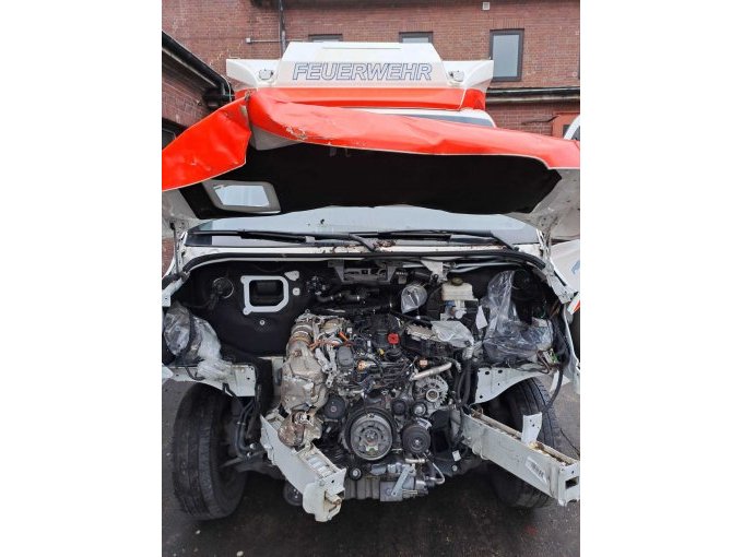 Ansicht vorne - Motorhaube geöffnet