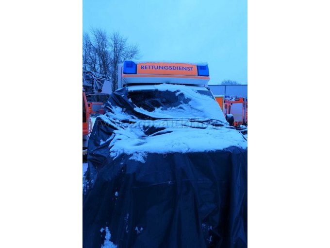 Front größtenteils durch Plane verdeckt