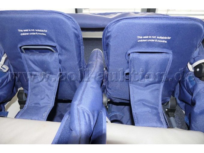 Detailaufnahme hintere Sitze + Rückenlehne der Vordersitze