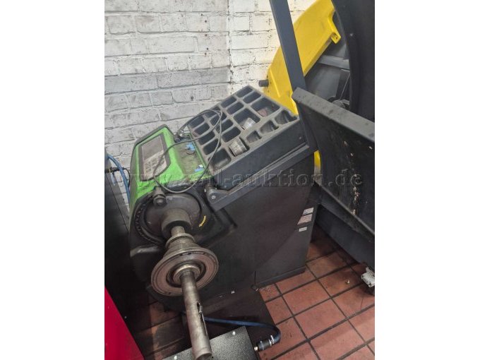 Radwuchtmaschine von vorne