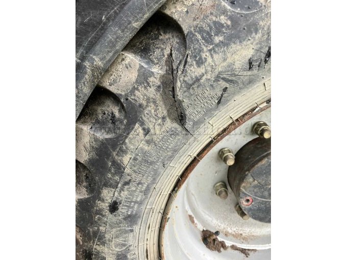 Radbagger Schaeff_Terex 23M 705M Ansicht Riss im Mantel Rad hinten_Seite links