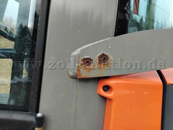 Türhalterung, an Schrauben leichte Korrosion