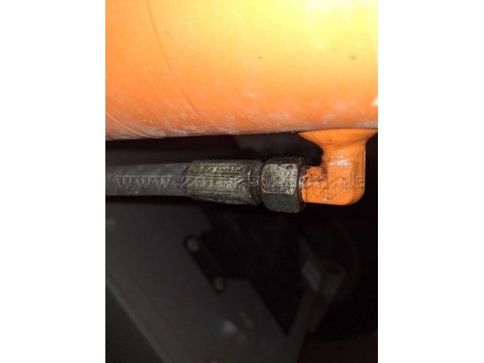 Hydraulikschläuche Hubzylinder Ölverlust