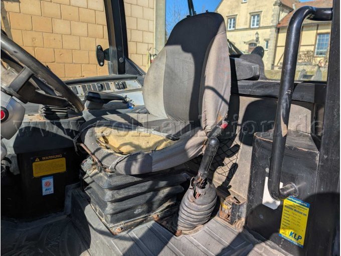 Ansicht Fahrerkabine durch Seitentür