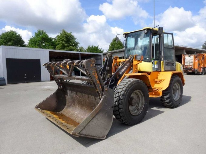 Radlader Volvo L40 B-TP Front- und Seitenansicht