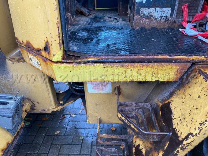 Fahrstand Einstieg, starke Verrostung an der Kabinenunterkante, Einstiegsschwelle schon einmal nachlackiert.