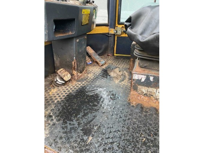 Fußraum Fahrstand. Rostansätze Sitzunterteil, starke gebrauchsspuren Boden