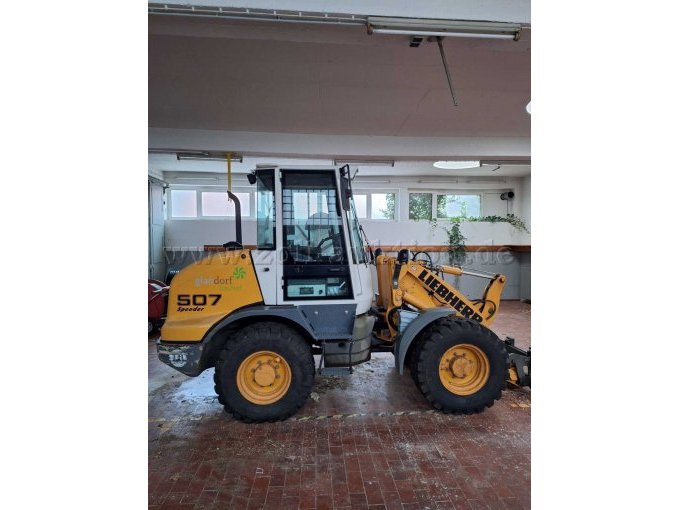 Radlader von der Seite