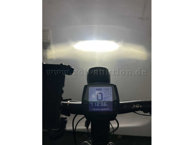 Sicht auf den Lenker mit eingeschlatetem Display