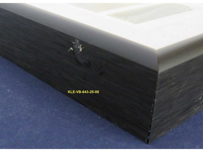 Einkerbung und Verunreinigung am Rahmen