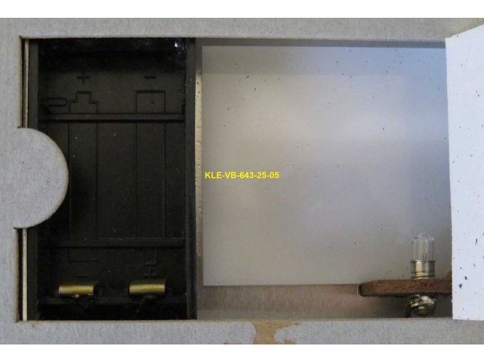 Batteriefach mit Schmutzanhaftungen