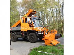 Seitenansicht Randstreifenfräse an Unimog U400