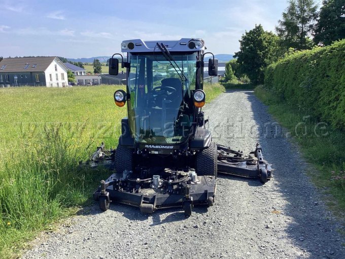 Ansicht vorn mit Mähwerk unten