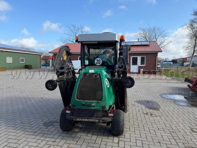 Heckansicht hochgeklapptes Mähwerk