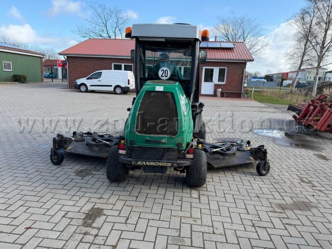 Heckansicht ausgefahrenes Mähwerk