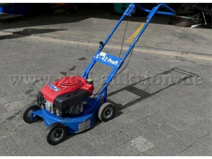 Ansicht seitlich vorne. Zur Versteigerung steht nur der beschriebene Kantenmäher.