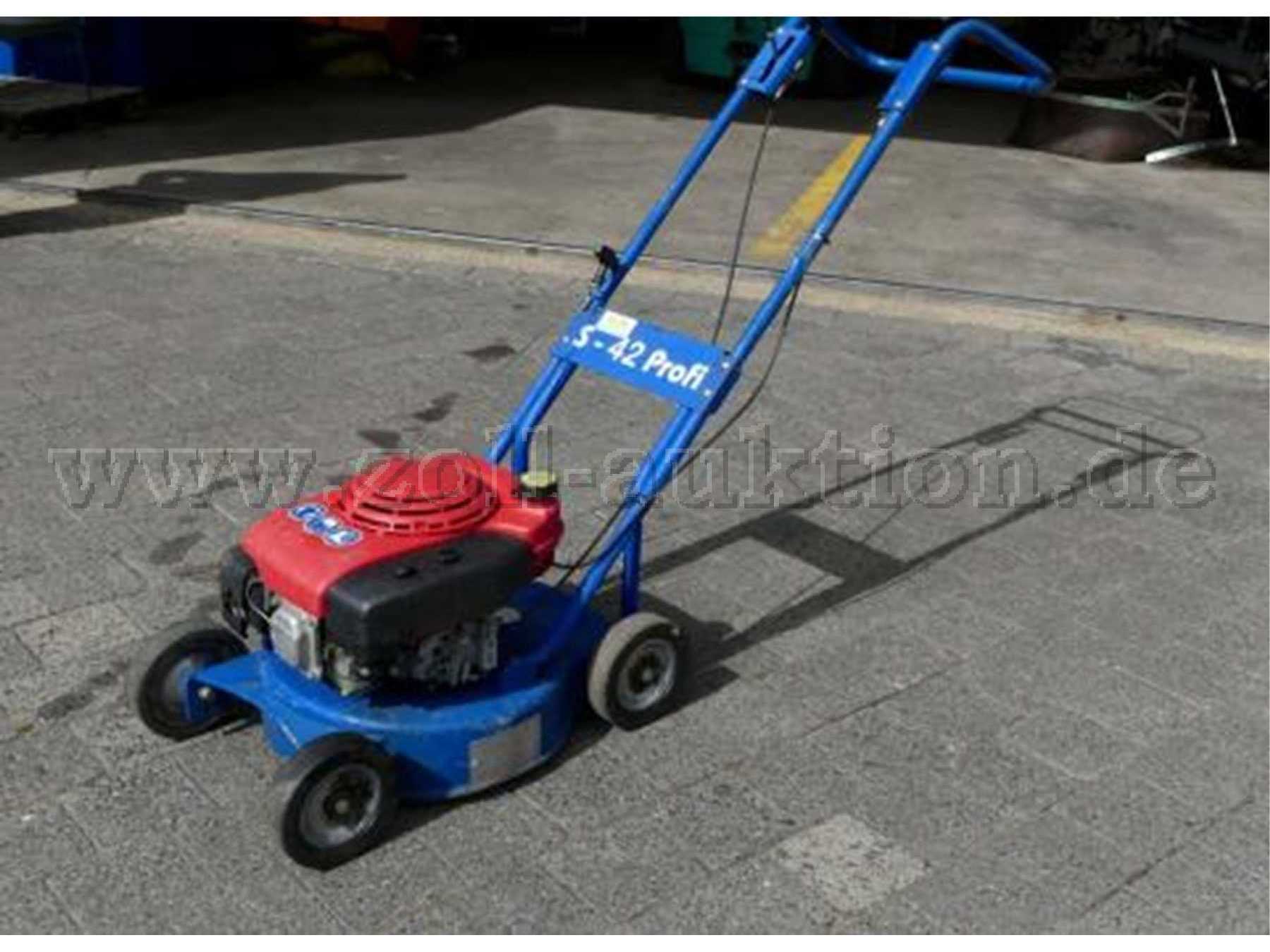 Ansicht seitlich vorne. Zur Versteigerung steht nur der beschriebene Kantenmäher.