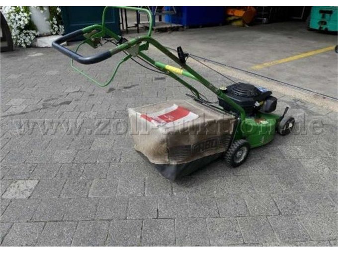 Ansicht seitlich vorne. Zur Versteigerung steht nur der beschriebene Kantenmäher.