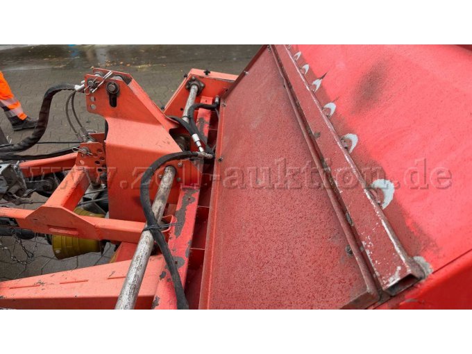 Rasenkehrmaschine Anhängeseite Detailansicht