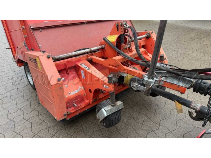 Rasenkehrmaschine Anhängeseite mit Bedienungselementen