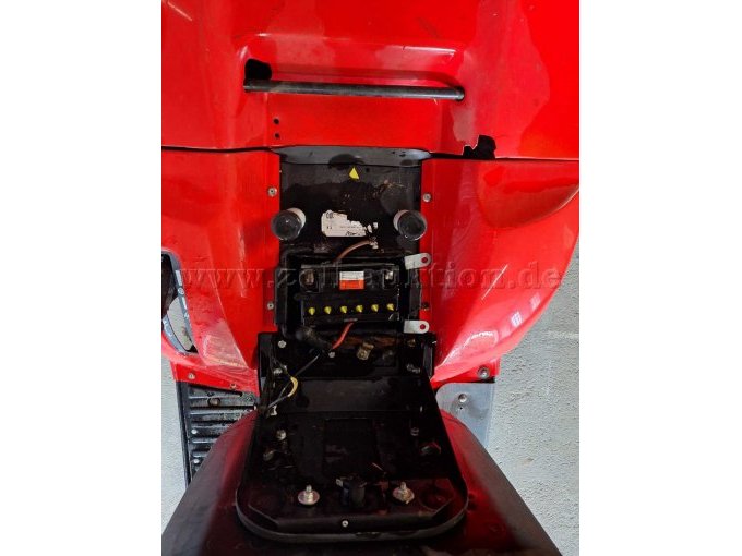 Ansicht unter dem Sitz