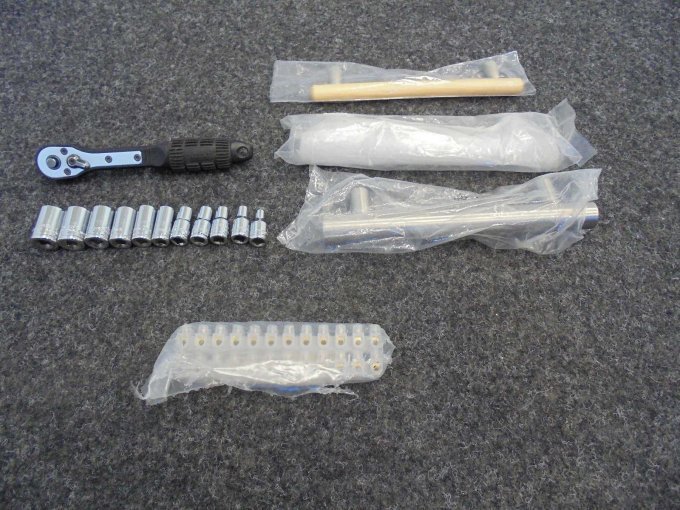 1 Ratsche Wisent, 11 Nüsse, 3 Möbelgriffe, 24 Lüsterklemmen Kleinhuis