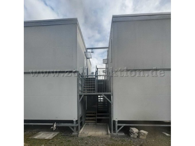 Seitenansicht links mit Flur und Treppe