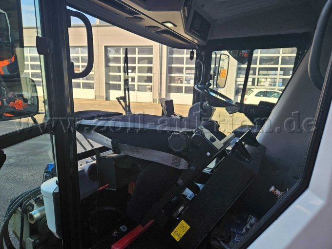 Innenraum links
Beifahrersitz nach vorne geklappt