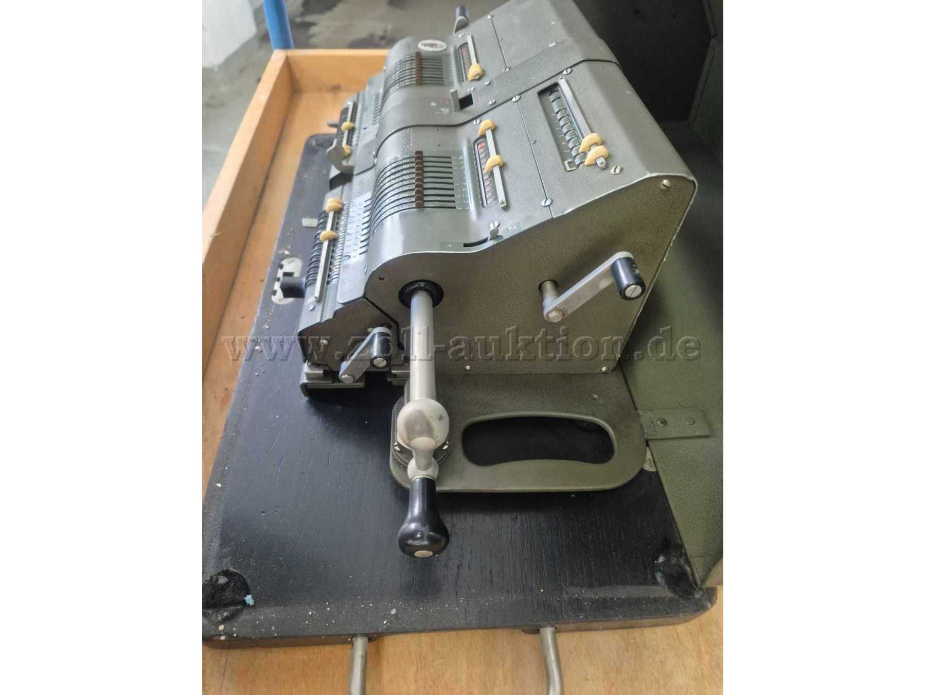 Rechenmaschine von der Seite