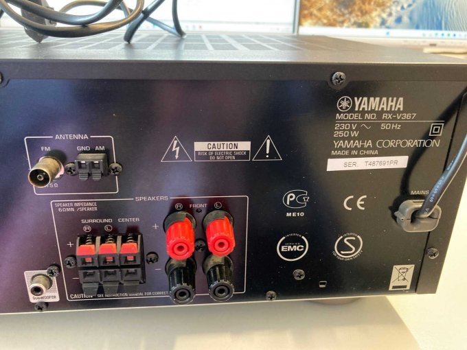 Rückseite mit weiteren Anschlüssen und CE-Zeichen