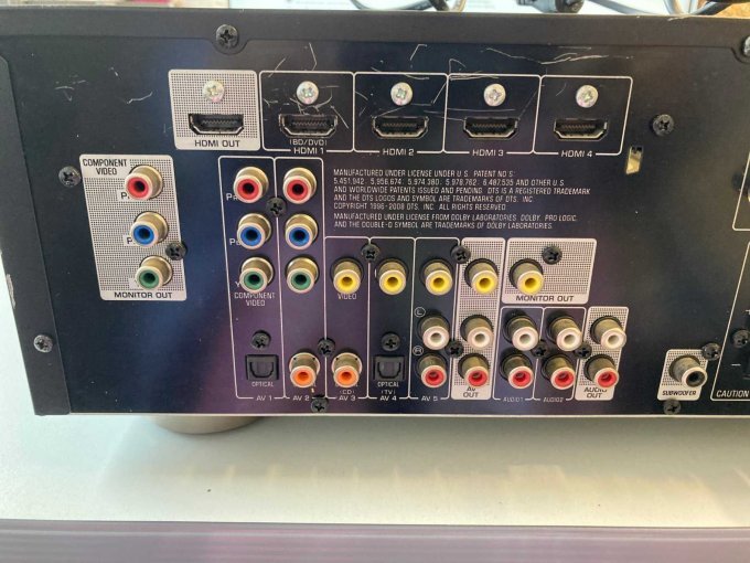 Rückseite mit Anschlüssen und leichte Beschädigungen (Kratzer)