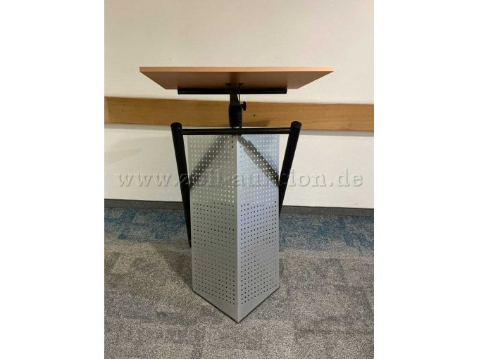 Vorderseite Rednerpult mit Sicht auf die Blende