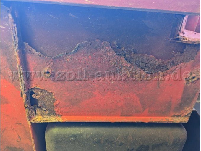 Unterboden bei Einstieg starker Rost, hier wurde ein Blech eingesetzt