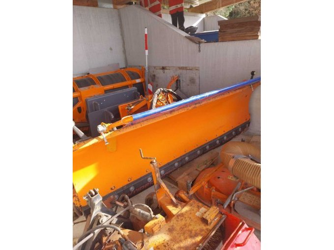 Federklappen-Schneepflug Baujahr 2016 von vorne