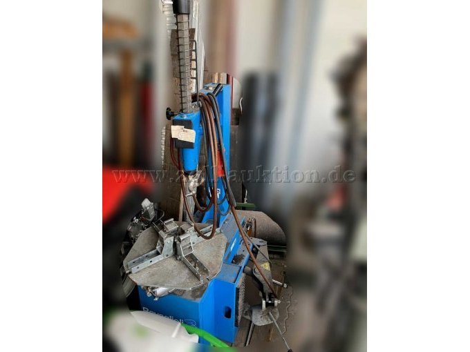 Bild 3 Reifenmontiermaschine