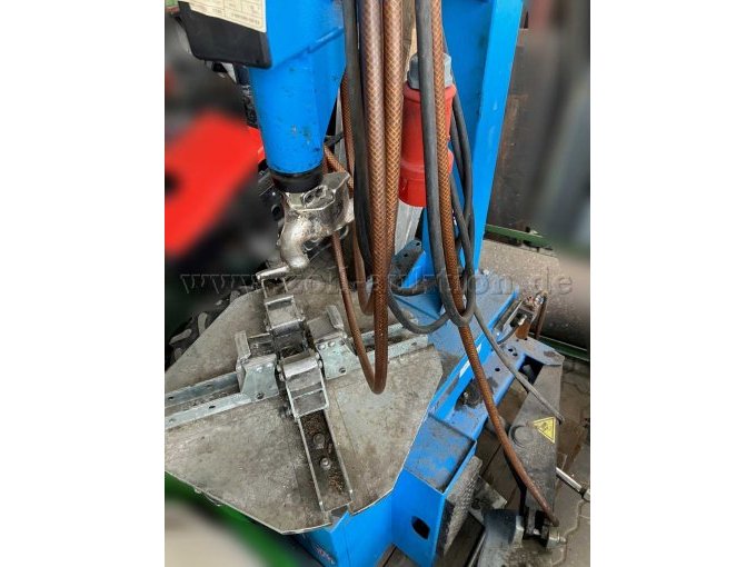 Bild 4 Reifenmontiermaschine